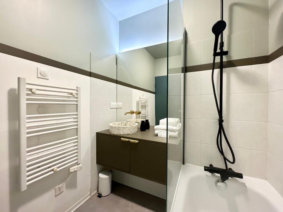 Shower, Toilet, Facade/entrance, Bathroom, Bath, towels