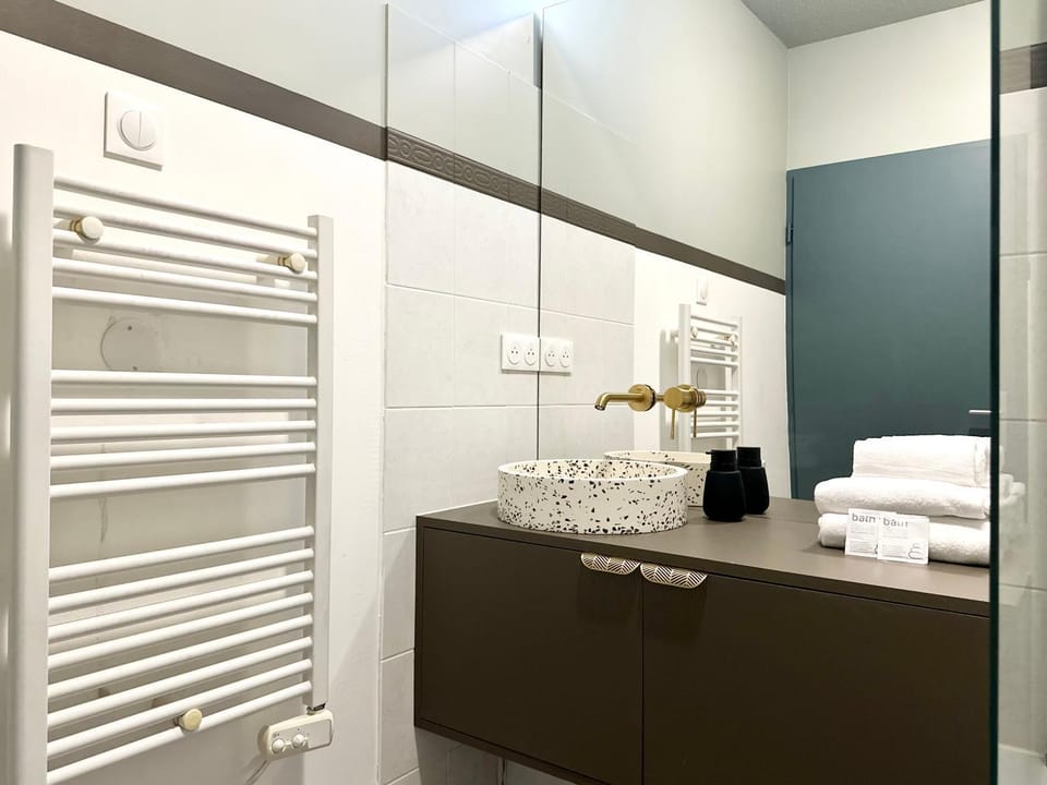 Bathroom, towels