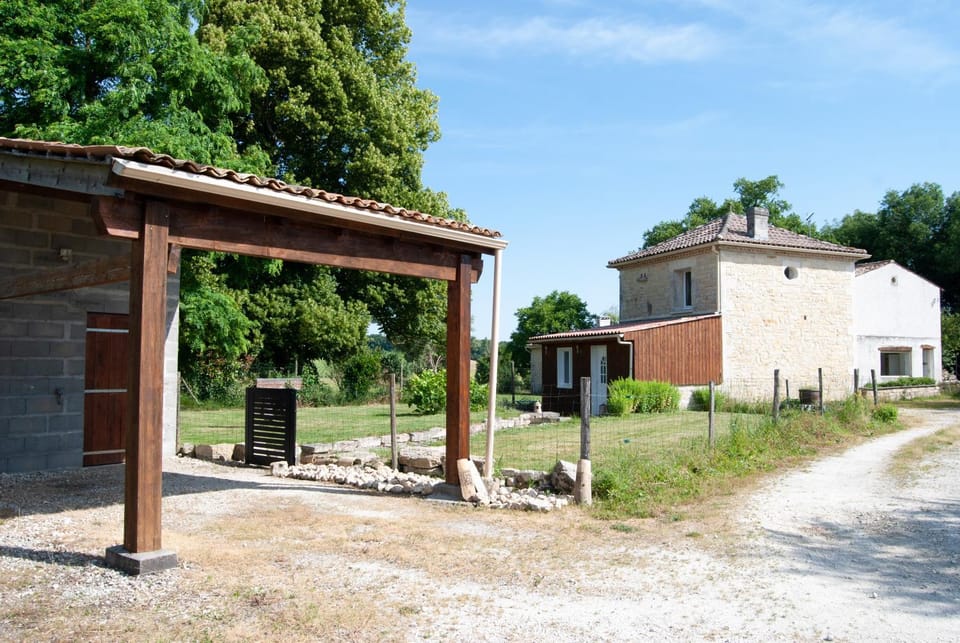 Property building, Day, Garden view, Parking