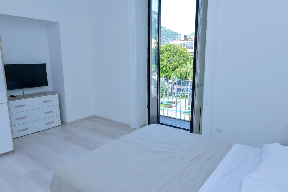 Bed, TV and multimedia, Photo of the whole room, Evening entertainment, Bedroom