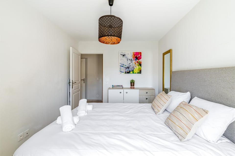 Bed, Photo of the whole room, Bedroom, towels