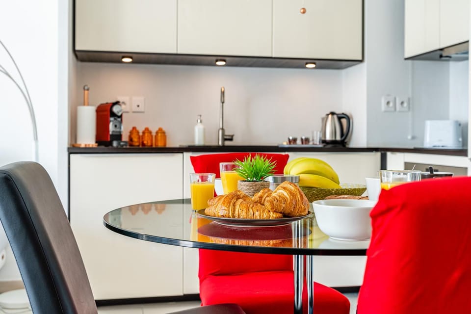 Coffee/tea facilities, Kitchen or kitchenette, Dining area, minibar, stove, toaster