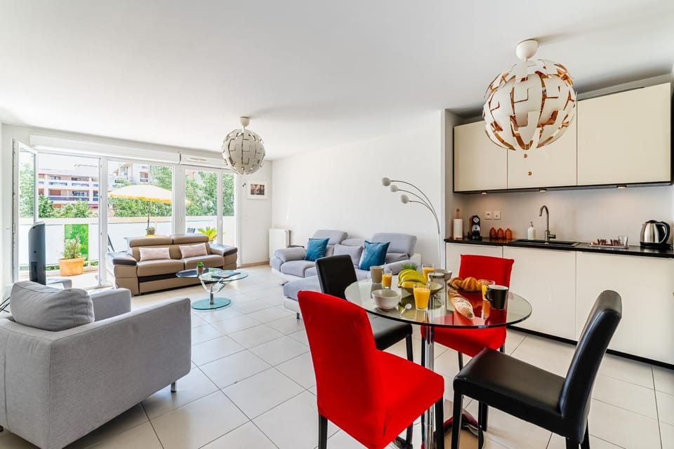 Living room, Seating area, Dining area