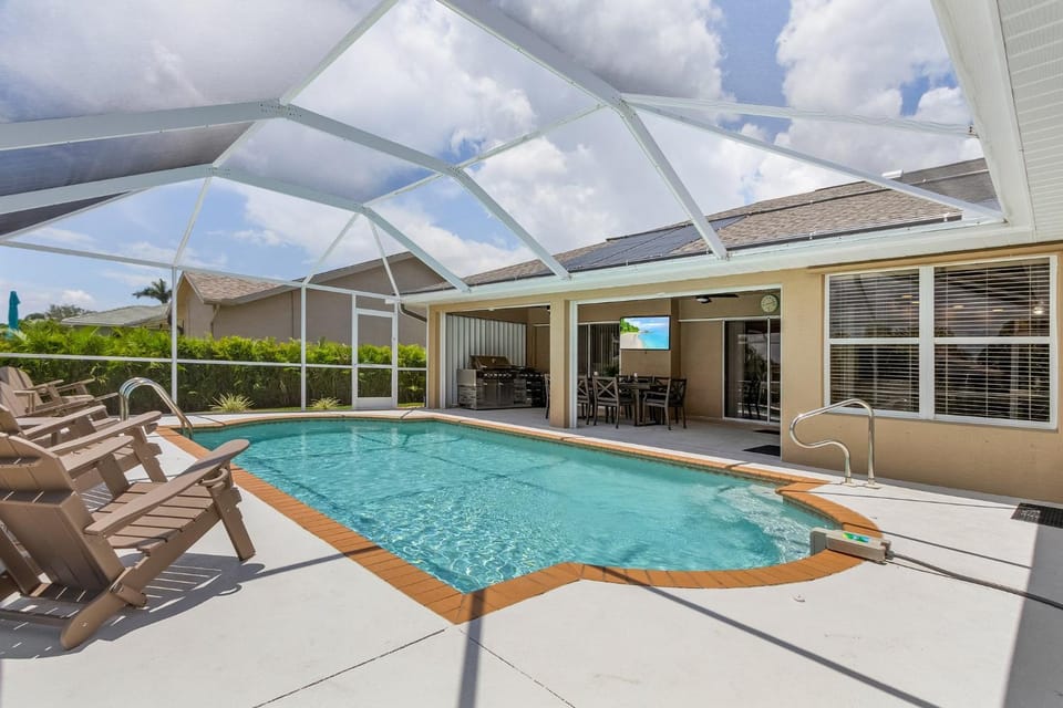 Gulf Access, Heated Pool, Bikes, Kayaks - Comfort on the H2O - Cape Coral - Roelens Vacations House in Cape Coral