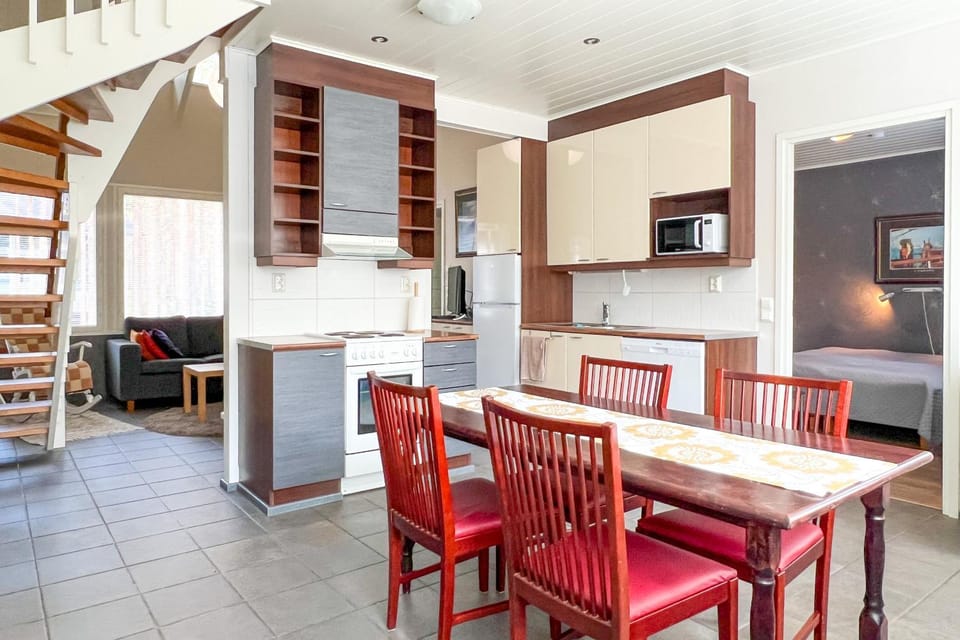Kitchen or kitchenette, Dining area, minibar, pet friendly