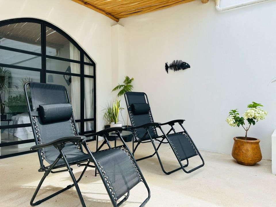 Patio, Day, sunbed