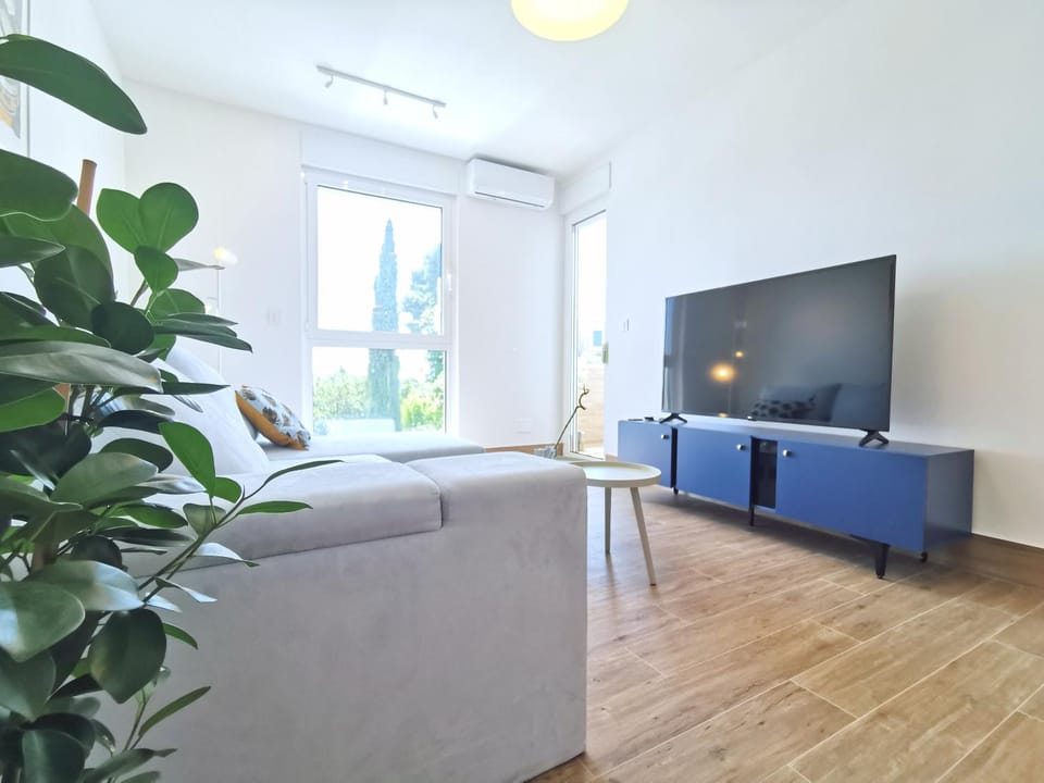 Communal lounge/ TV room, TV and multimedia, Living room, Photo of the whole room