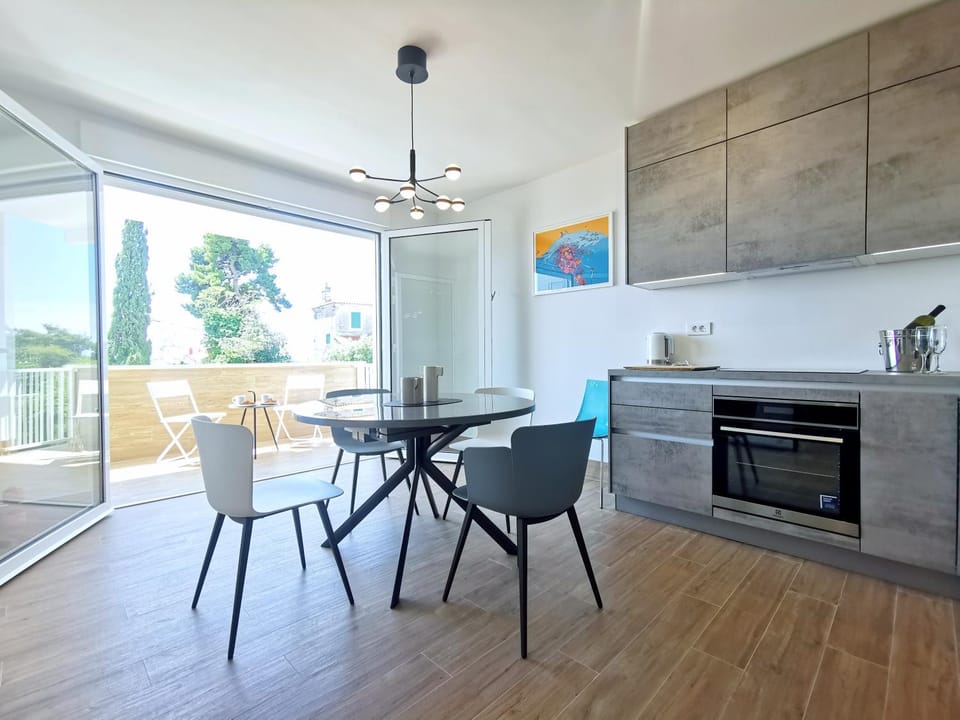 Kitchen or kitchenette, Living room, Seating area, Dining area, pet friendly, stove