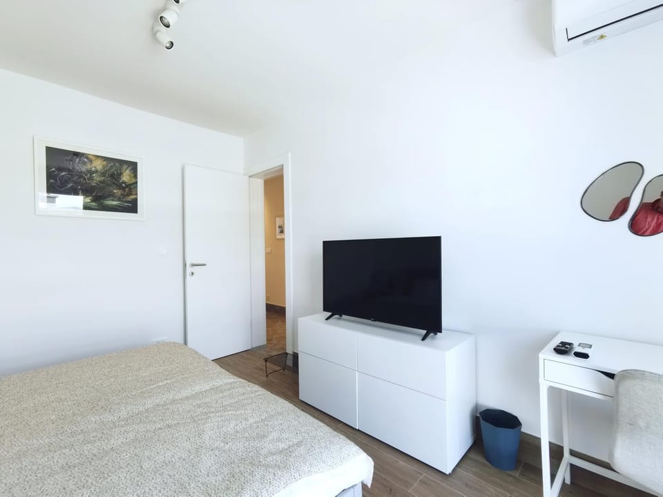Bed, TV and multimedia, Bedroom, air conditioner