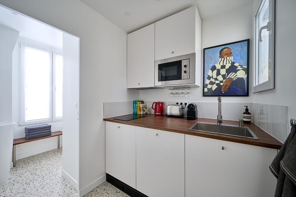 Coffee/tea facilities, Kitchen or kitchenette, oven, stove, toaster