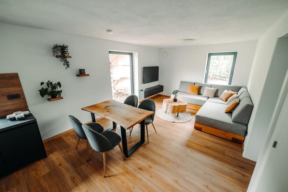 TV and multimedia, Seating area, Dining area