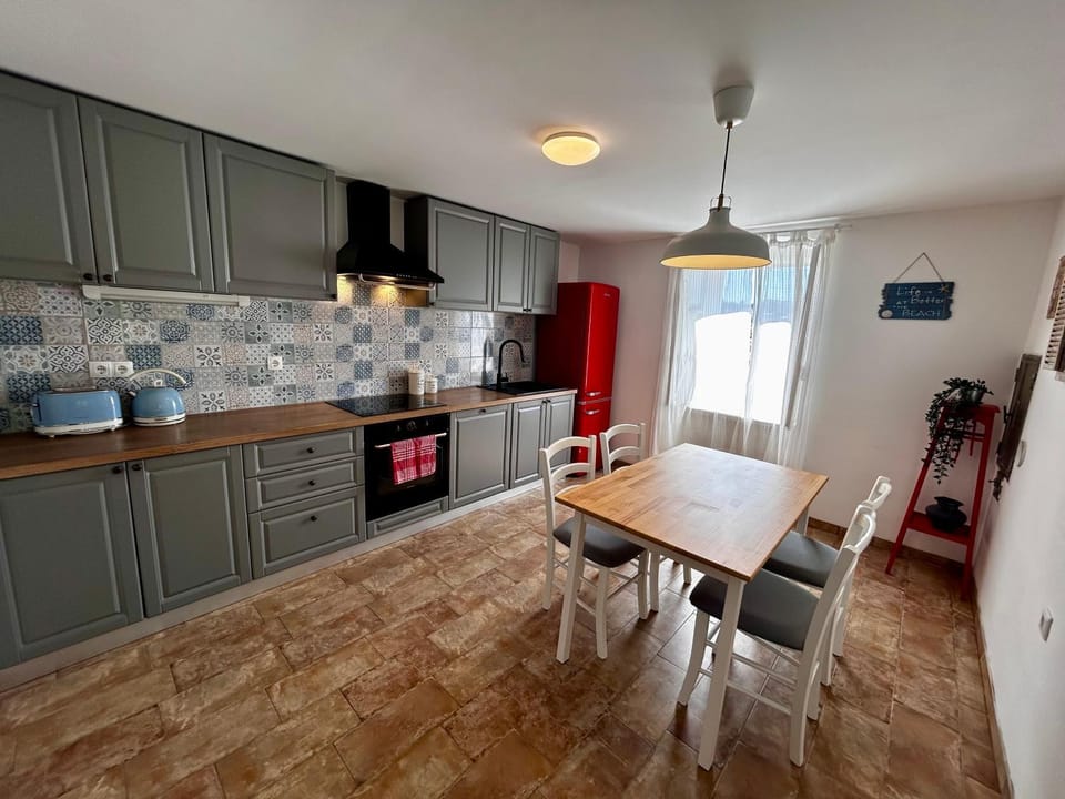 Kitchen or kitchenette, Seating area, Dining area, oven