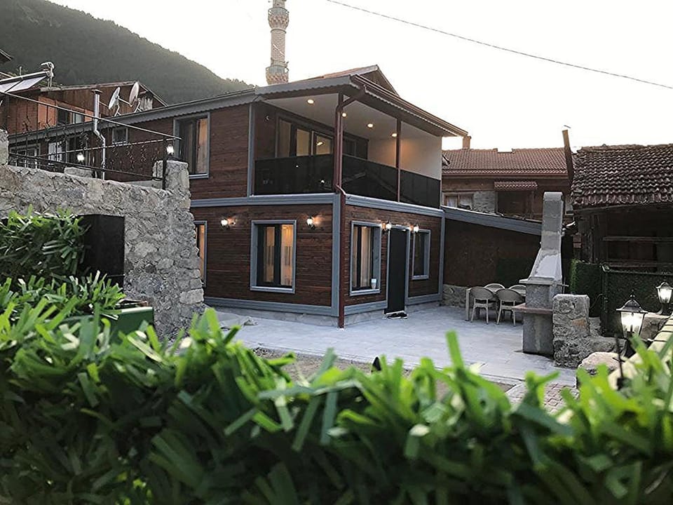 Property building, Off site, Day, Natural landscape, BBQ facilities, Garden, Lake view, Mountain view