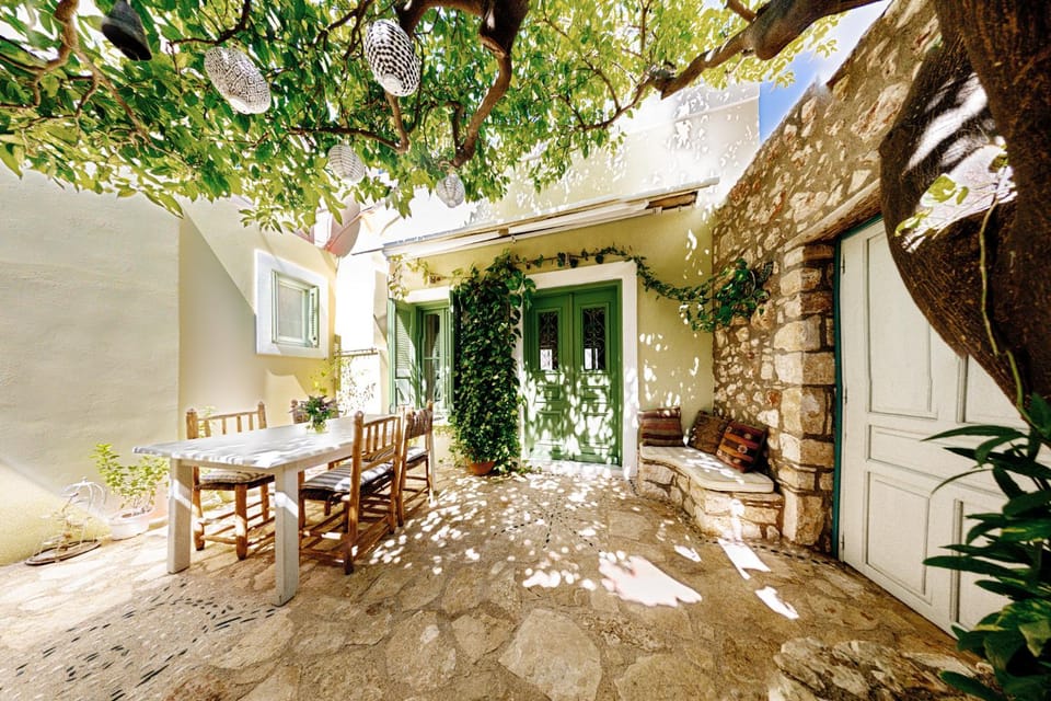 Property building, Patio, Spring, Day, Garden, Dining area, Garden view