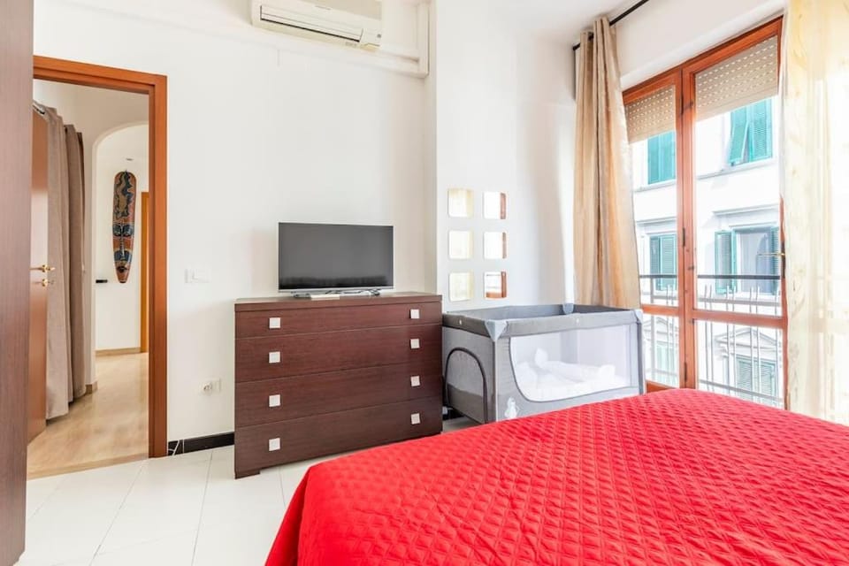 Bed, TV and multimedia, Photo of the whole room, Evening entertainment, Bedroom, hair dresser, wardrobe, air conditioner