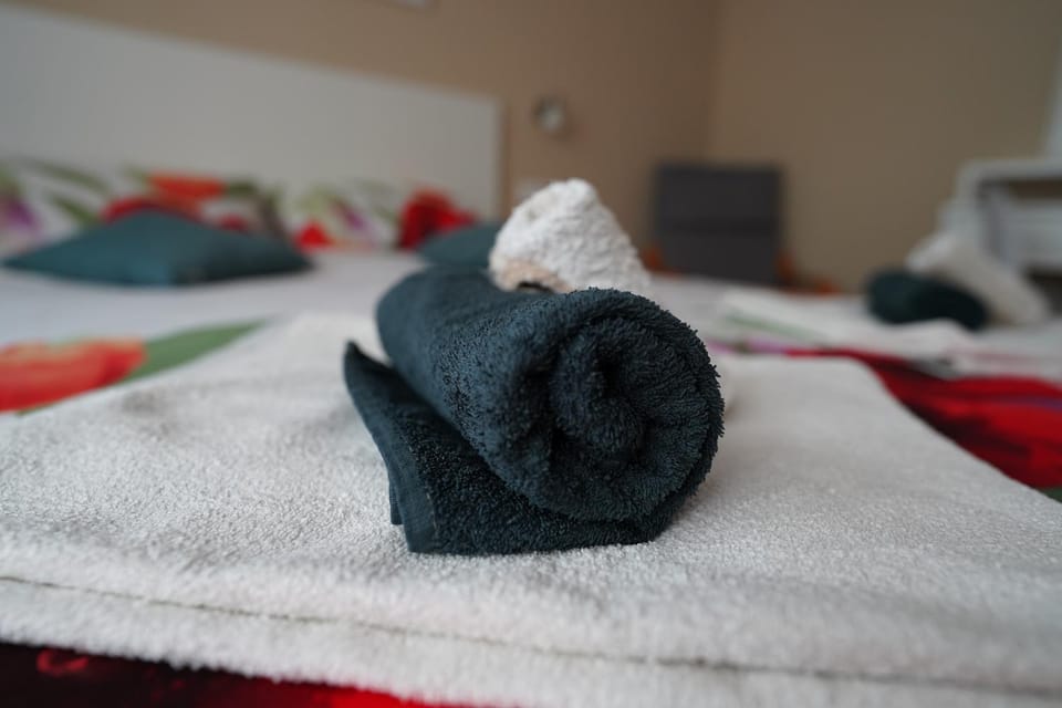 Bed, towels