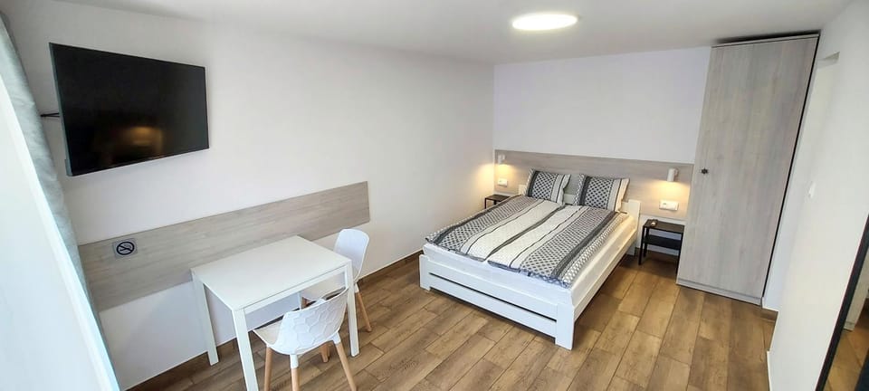 Bed, TV and multimedia, Photo of the whole room