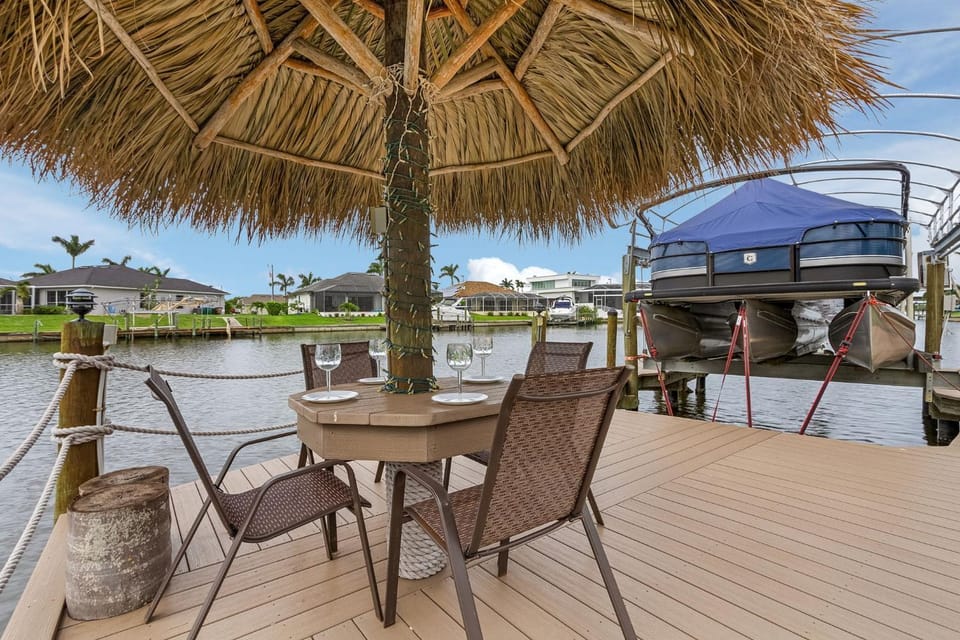 Canal Views, Heated Pool, Sleeps 8! - Magenta Sky and Key Lime Pie House in Cape Coral