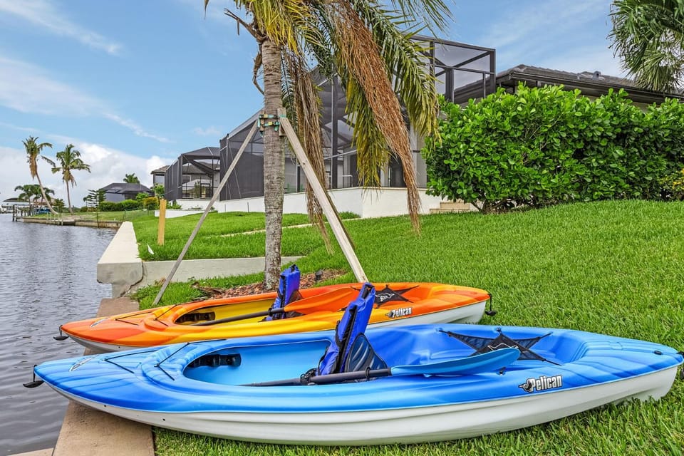 Canal Views, Heated Pool, Sleeps 8! - Magenta Sky and Key Lime Pie House in Cape Coral