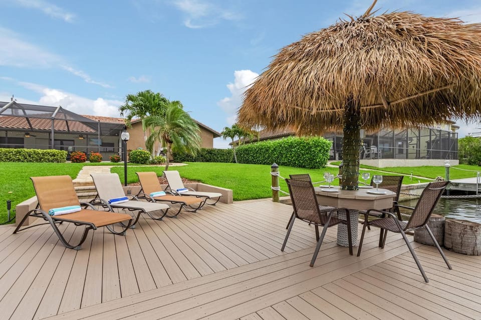 Canal Views, Heated Pool, Sleeps 8! - Magenta Sky and Key Lime Pie House in Cape Coral