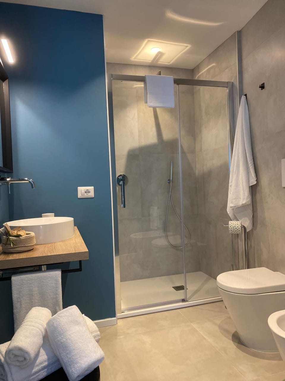 Shower, Bathroom, heating, towels