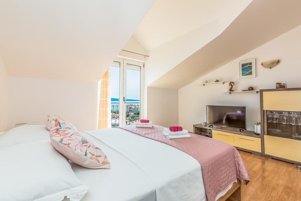 Bed, TV and multimedia, View (from property/room), Bedroom