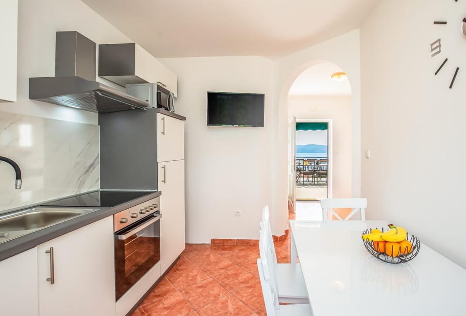 Kitchen or kitchenette, Dining area, pet friendly, stove