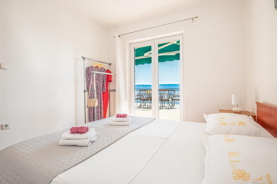 Bed, Bedroom, Sea view, towels, wardrobe