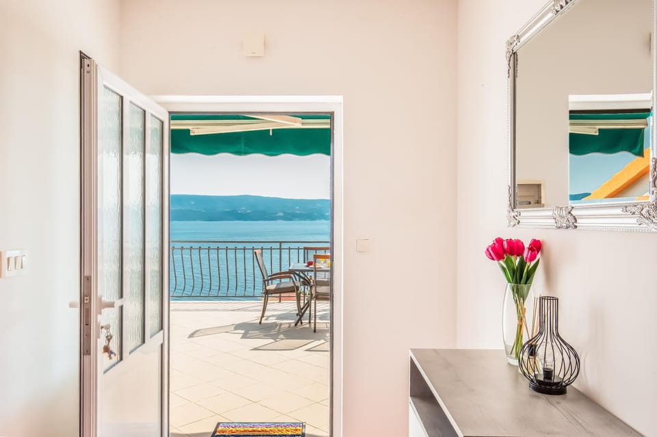 View (from property/room), Balcony/Terrace, Dining area