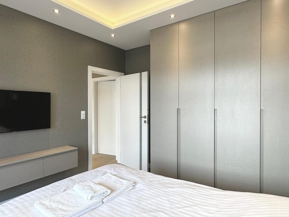 Bed, TV and multimedia, Photo of the whole room, Bedroom, towels, wardrobe