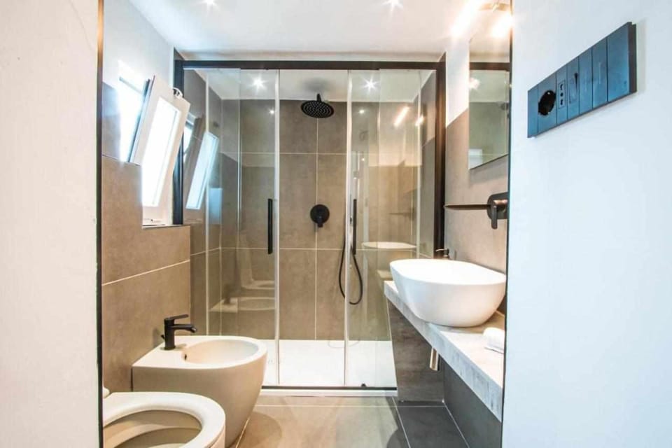 Shower, Toilet, Bathroom, bidet, towels