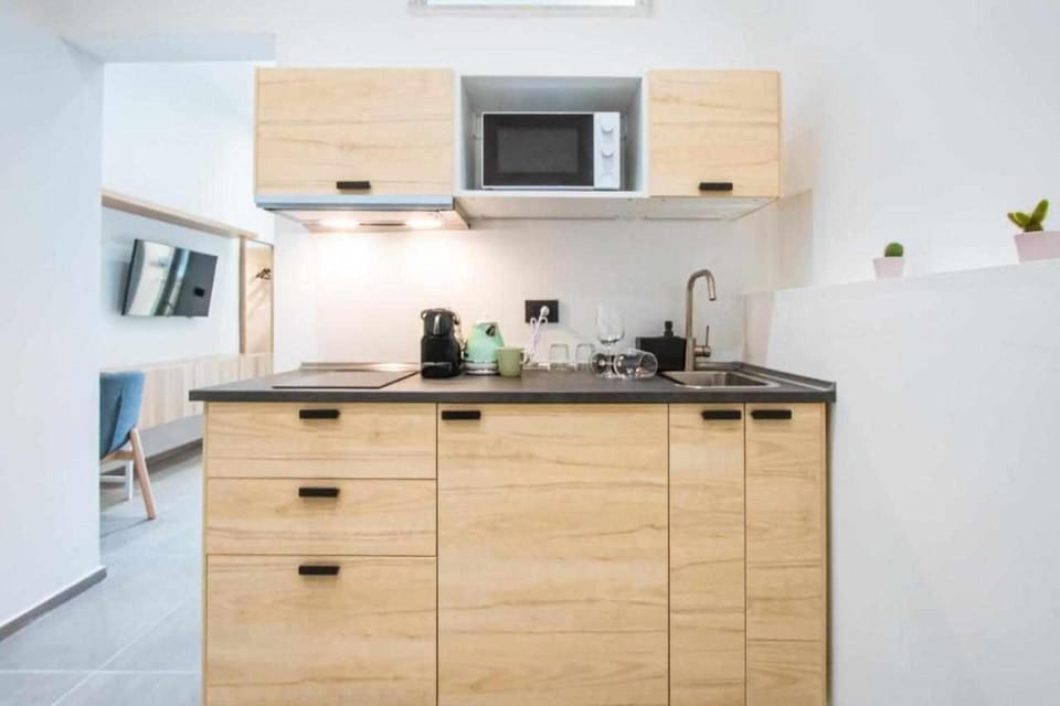 Kitchen or kitchenette, minibar, stove