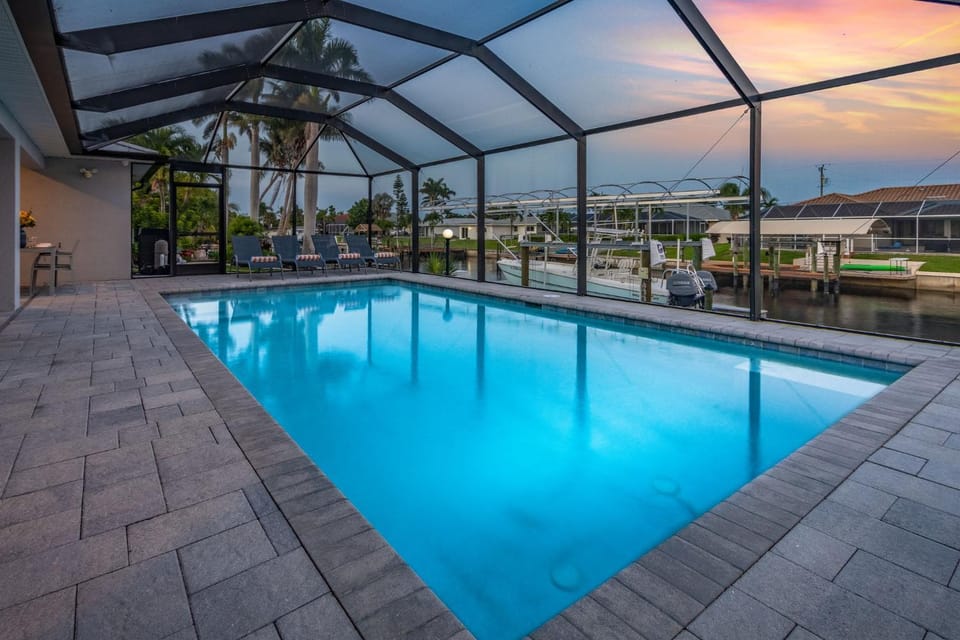 Gulf Access, Heated Pool, Sauna, Paddle Boards, Sleeps 10 - Villa Sun Kissed House in Cape Coral