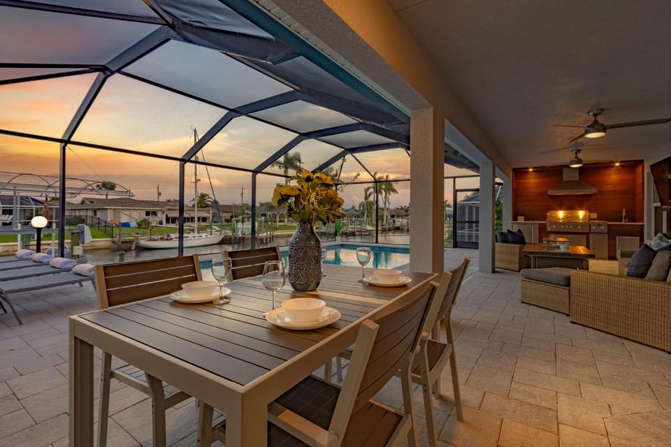 Gulf Access, Heated Pool, Sauna, Paddle Boards, Sleeps 10 - Villa Sun Kissed House in Cape Coral