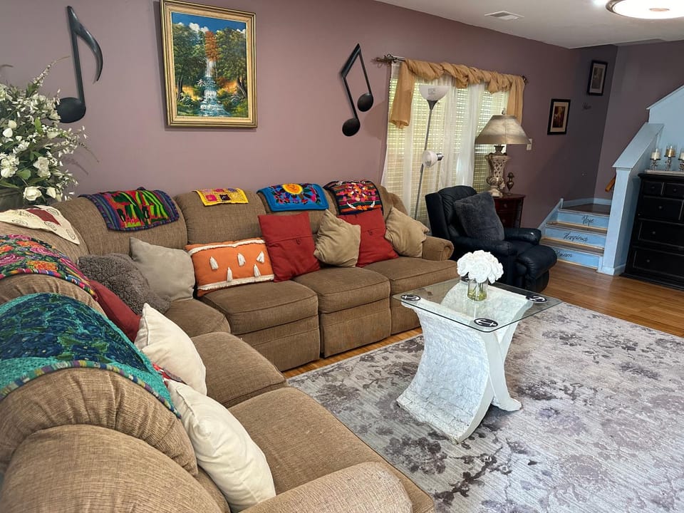 Colorful 3 bedrooms twin home near Center House in Philadelphia
