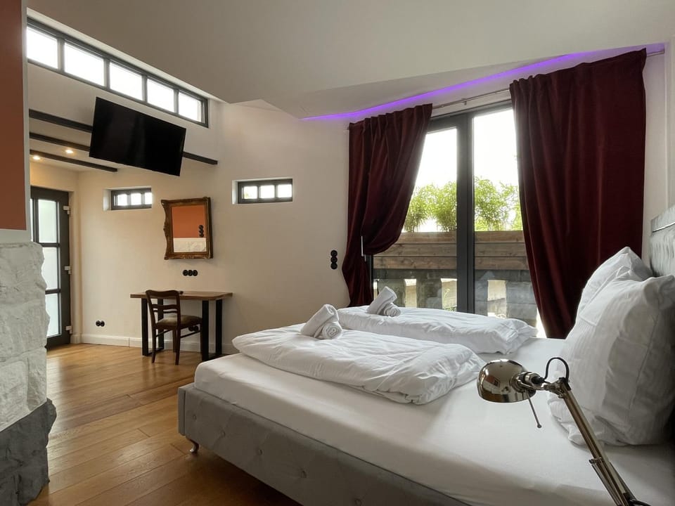 Bed, TV and multimedia, Balcony/Terrace, Photo of the whole room, Bedroom, towels