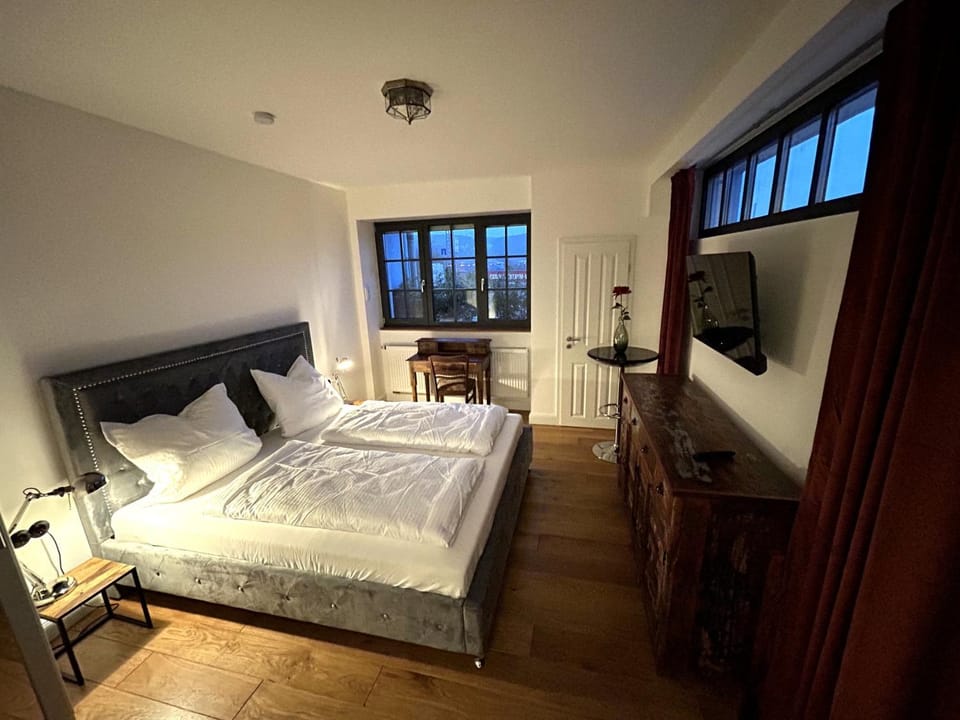 Bed, TV and multimedia, Photo of the whole room, Bedroom