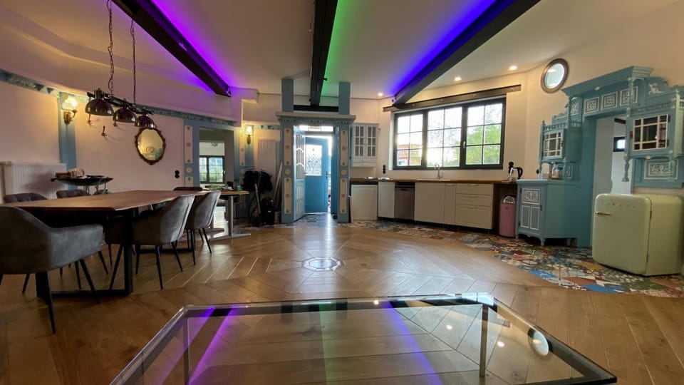 Kitchen or kitchenette, Living room, Seating area, Dining area