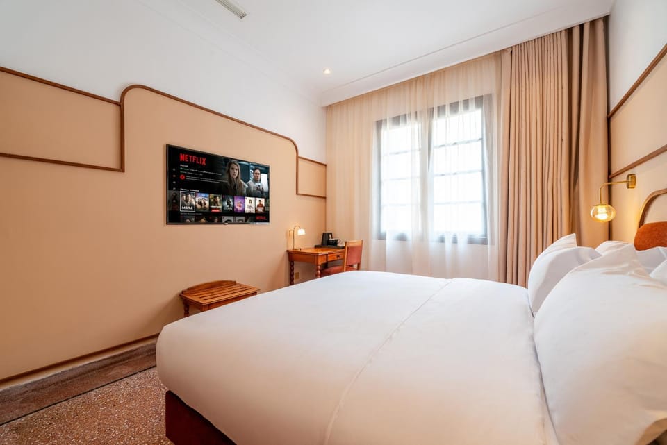Bed, TV and multimedia, Photo of the whole room