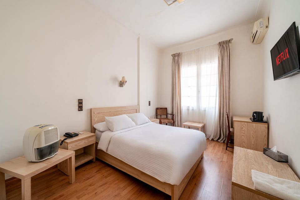 Bed, TV and multimedia, Photo of the whole room, Seating area, Bedroom