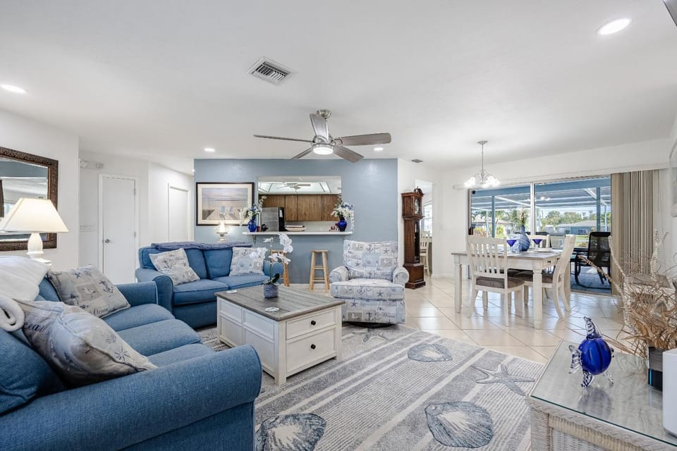 Heated Pool, Sleeps 6 - Villa Paradise by the Pool - Roelens Vacations House in Cape Coral