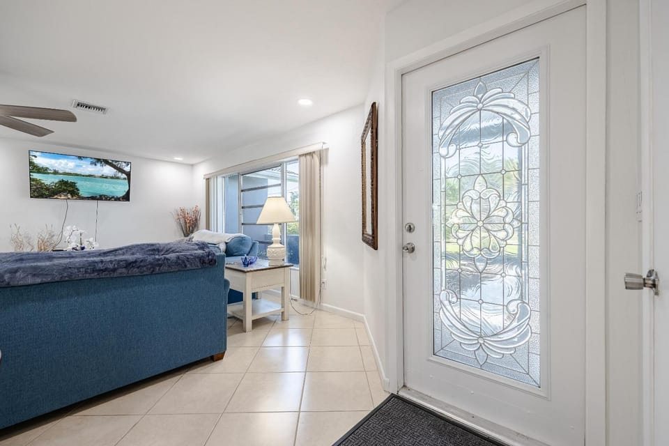 Heated Pool, Sleeps 6 - Villa Paradise by the Pool - Roelens Vacations House in Cape Coral