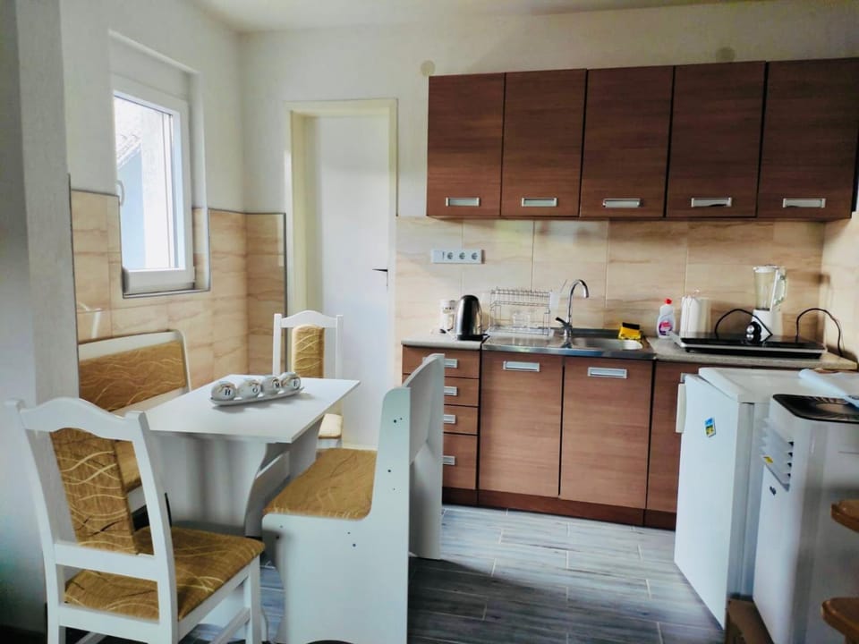 Coffee/tea facilities, Dining area, minibar, kitchen