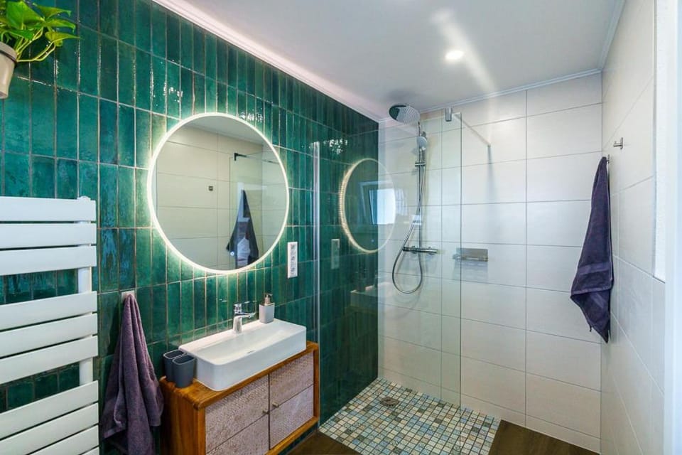 Shower, Bathroom, towels