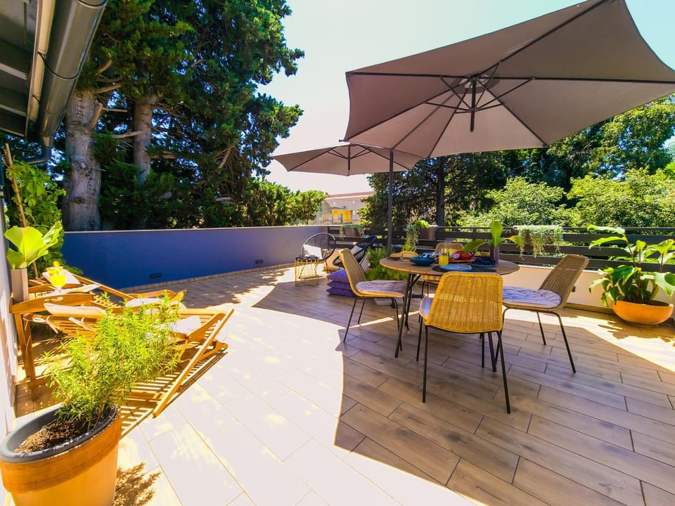 Property building, Day, Garden, Balcony/Terrace, Seating area