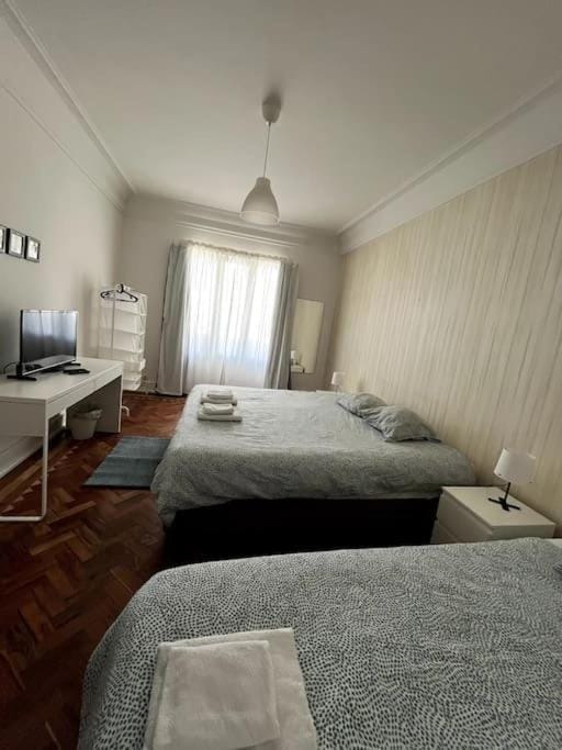 Bed, TV and multimedia, Photo of the whole room, Bedroom