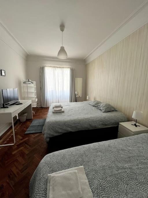 Bed, TV and multimedia, Photo of the whole room, Bedroom