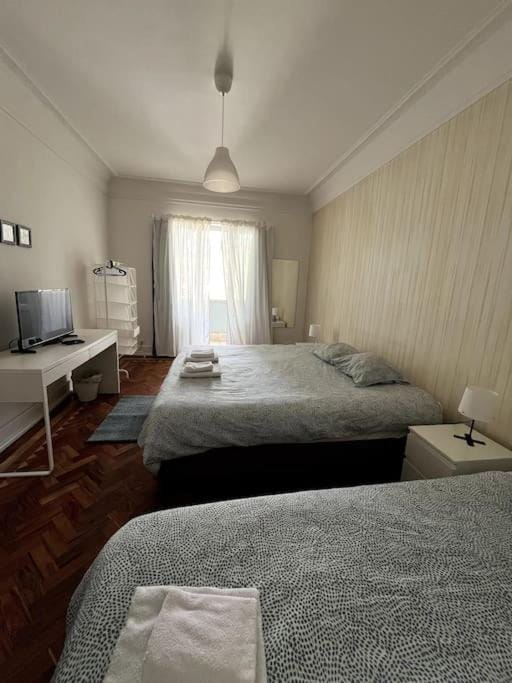 Bed, TV and multimedia, Photo of the whole room, Bedroom