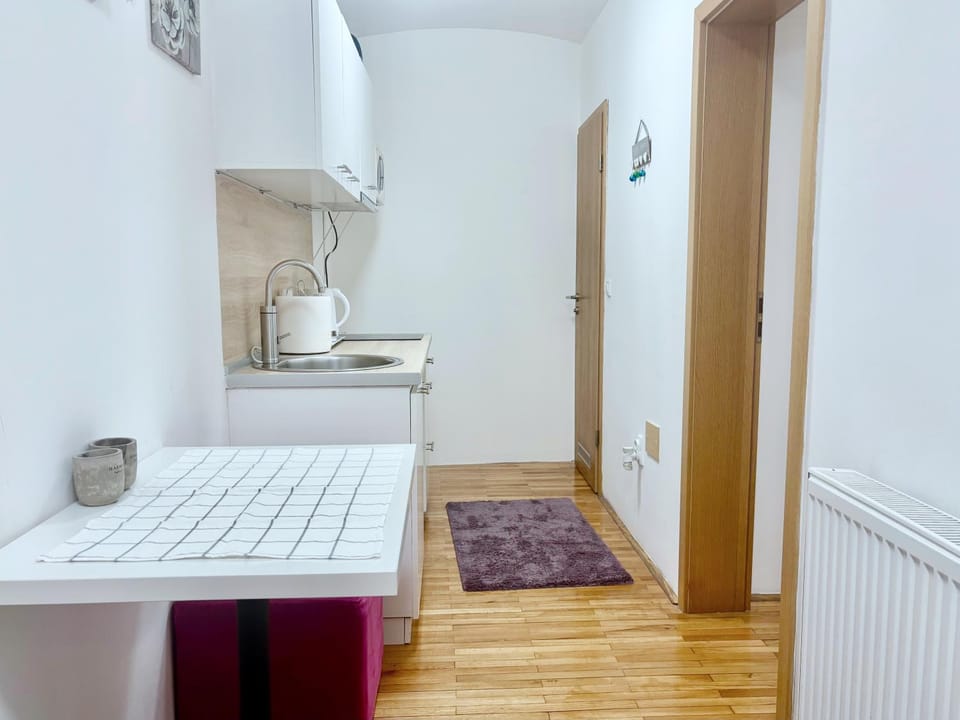 Kitchen or kitchenette, Seating area, Dining area
