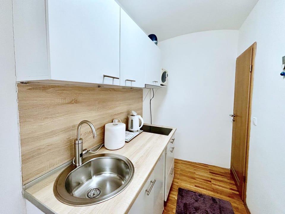 Coffee/tea facilities, Kitchen or kitchenette, microwave, stove, stove